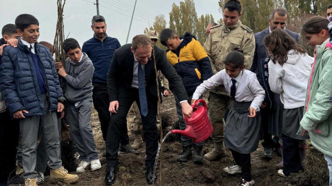 MEYVE FİDANI DİKİMİ İÇİN İLÇE KAYMAKAMIMIZ SAYIN ÖMER ÖVÜNÇ KOŞANSU'NUN OKULUMUZU ZİYARETİ